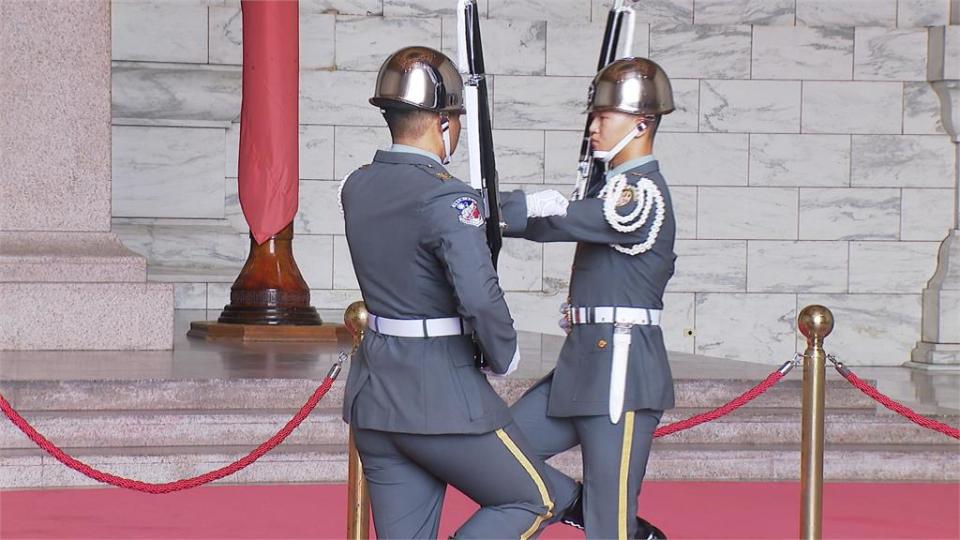 中正紀念堂儀隊週一撤出　大廳禮兵展示走入歷史