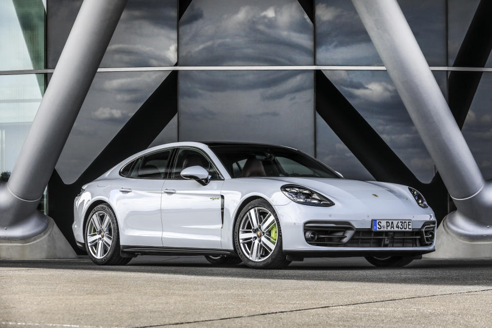 保時捷推出以性能為導向的Panamera 4S E-Hybrid，搭載擁有136 PS （100 kW）的電動馬達、八速PDK雙離合器自手排變速箱，與440 PS（324 kW）的2.9升 V6雙渦輪增壓引擎。