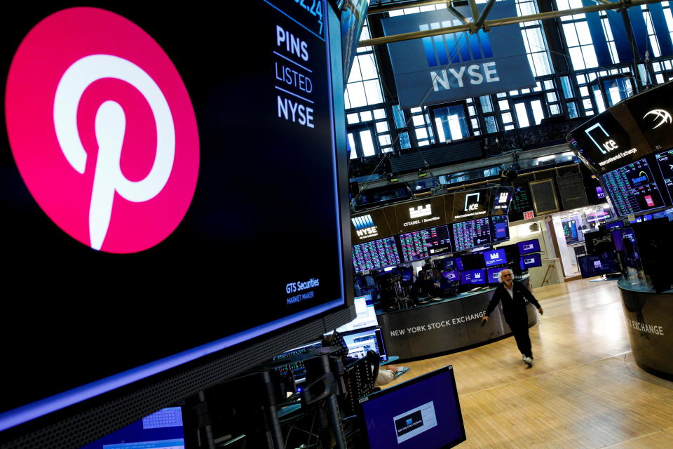 Pinterest logotipas rodomas ekrane Niujorko vertybinių popierių biržos (NYSE) aukšte Niujorke, JAV, 20 m. spalio 2021 d. REUTERS / Brendan McDermid