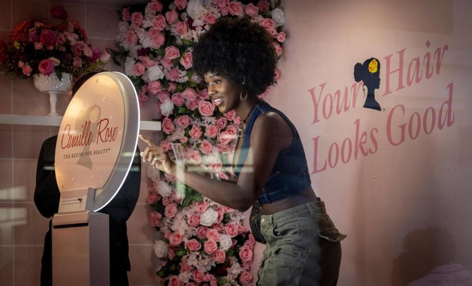 Beverly Pierre montou uma câmera em uma cabine fotográfica para tirar sua foto.  Uma equipe da Camille Rose Beauty Products apresenta e instrui os clientes sobre sua linha de produtos de beleza na loja Ulta Beauty em 10001 Flagler St., Miami na quarta-feira, 29 de novembro de 2023.