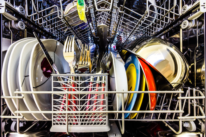 El lavavajillas no está solamente para fregar platos y cubiertos. – Foto: Bega9000/Getty Images