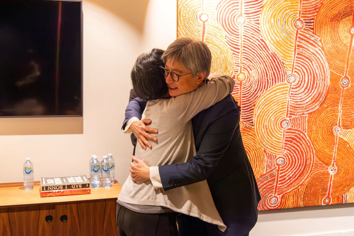 Australian foreign minister Penny Wong meets Australian journalist Cheng Lei on arrival at Melbourne Airport in Melbourne, 11 October 2023 (Reuters)