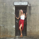 <p>Toni Garrn hat sich vor einem ehemaligen Gefängnis postiert. Dadurch kommt ihr Outfit noch besser zur Geltung. (Bild. Instagram.com/Toni Garrn) </p>