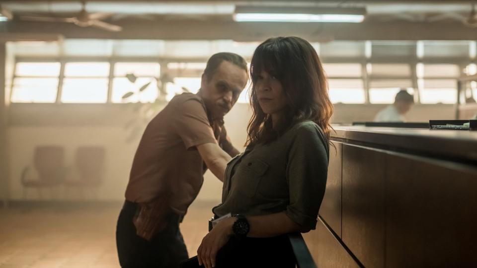 Die Detectives Sullivan (Željko Ivanek)
und Flora (Rosie Perez) ermitteln in zwei Todesfällen. (Bild: Apple)