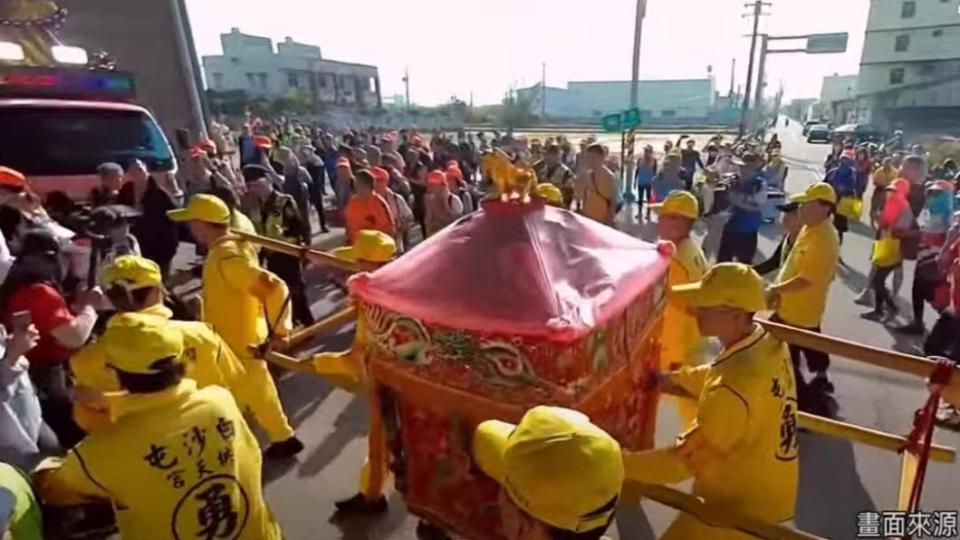 白沙屯媽祖趕路中卻突然大轉彎。（圖／翻攝自白沙屯媽祖網路電視台）