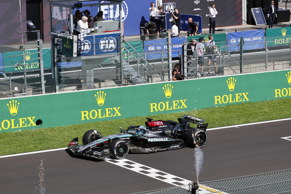 El piloto británico de Mercedes George Russell cruza la meta primero en el Gran Premio de Bélgica el domingo 28 de julio del 2024. (AP Foto/Geert Vanden Wijngaert)