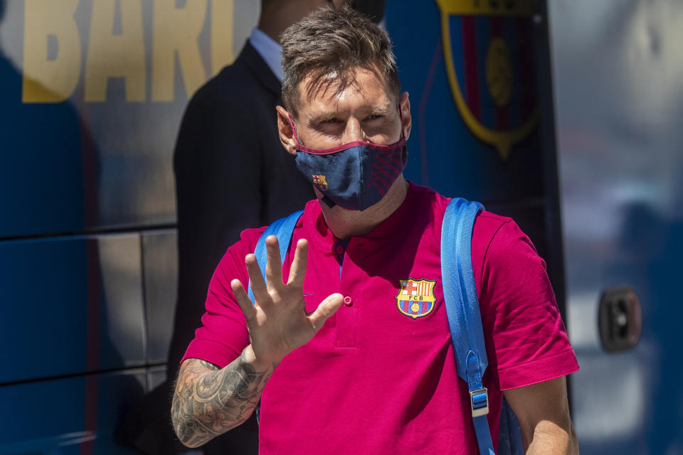 El delantero del Barcelona Lionel Messi saluda al llegar al hotel del equipo en Lisboa, el jueves 13 de agosto de 2020. El Barcelona enfrentará al Bayern Múnich en los cuartos de final de la Liga de Campeones. (AP Foto/Manu Fernández)