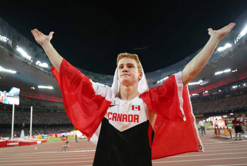 Canada's Shawnacy Barber celebrates after winning the gold medal in the Men's Pole Vault Final at the 15th International Association of Athletics Federations (IAAF) Athletics World Championships. Barber has died aged 29 from "medical complications," the department of athletics of his former University of Akron in the US state of Ohio said on Thursday evening. picture alliance / dpa