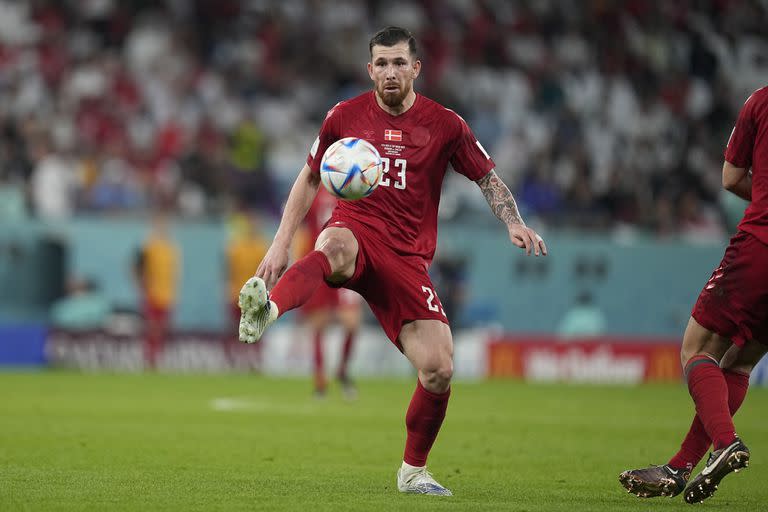 Pierre-Emile Hojbjerg controla la pelota durante el partido entre Dinamarca y Túnez