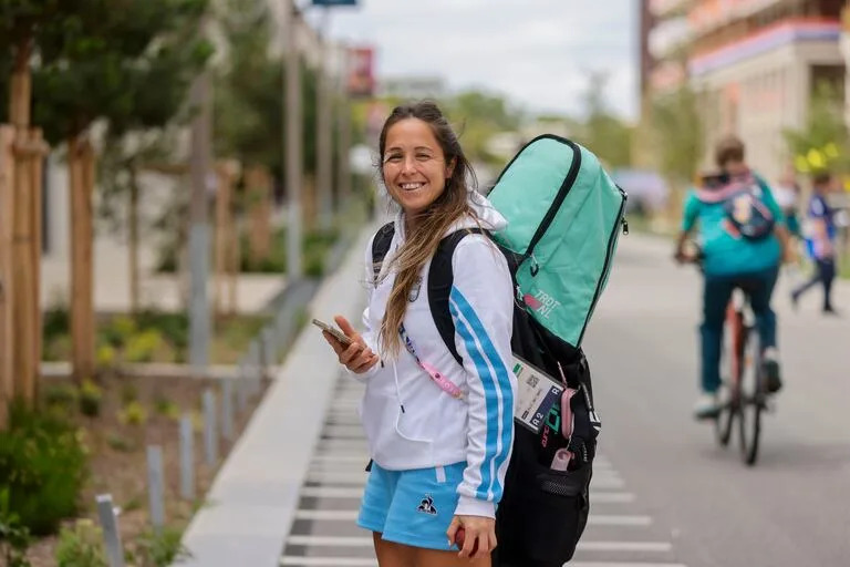 La Leona Rocío Sánchez Moccia, abanderada argentina en la ceremonia de apertura, disfrutando de la vida en la Villa Olímpica