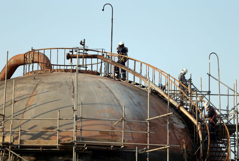 FOTO DE ARCHIVO: Trabajadores en las instalaciones dañadas de la planta petrolera Saudi Aramco en Abqaiq, Arabia Saudí, el 20 de septiembre de 2019