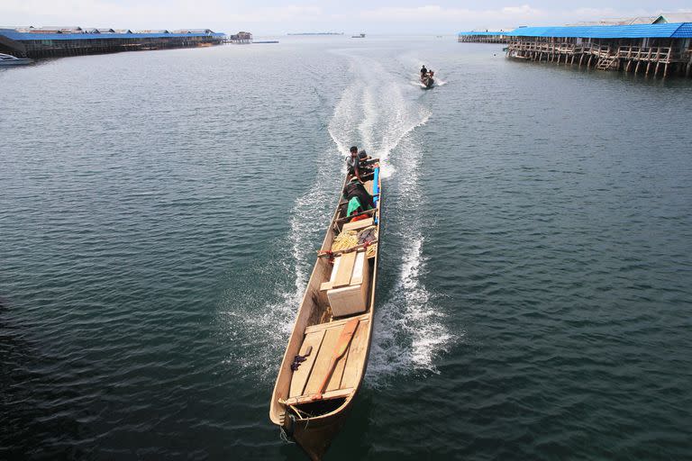 Embarcaciones en la aldea de la tribu Bajau, en Torosiaje, Pohuwato, Gorontalo, Indonesia