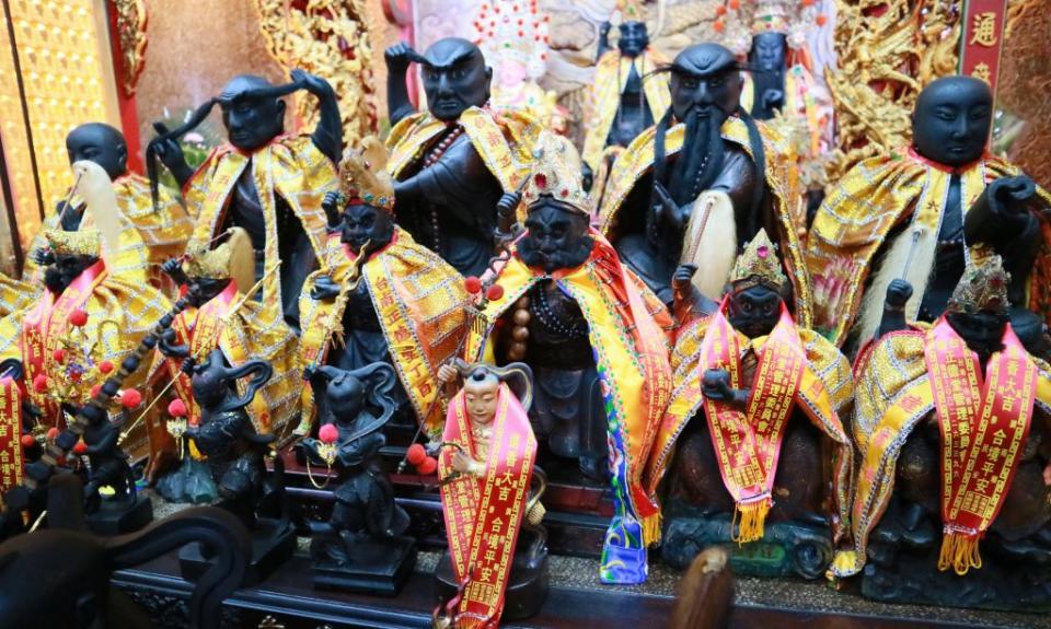 禪宗七祖前達摩祖師一字排開，在台灣宮廟應是首見。（記者陳俊文攝）