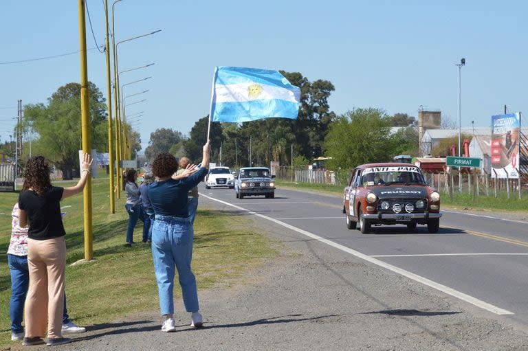 Los autos históricos pasan por Firmat y público santafesino los saluda a la vera de la ruta en la segunda de las seis jornadas que integraron el XX GPAH.