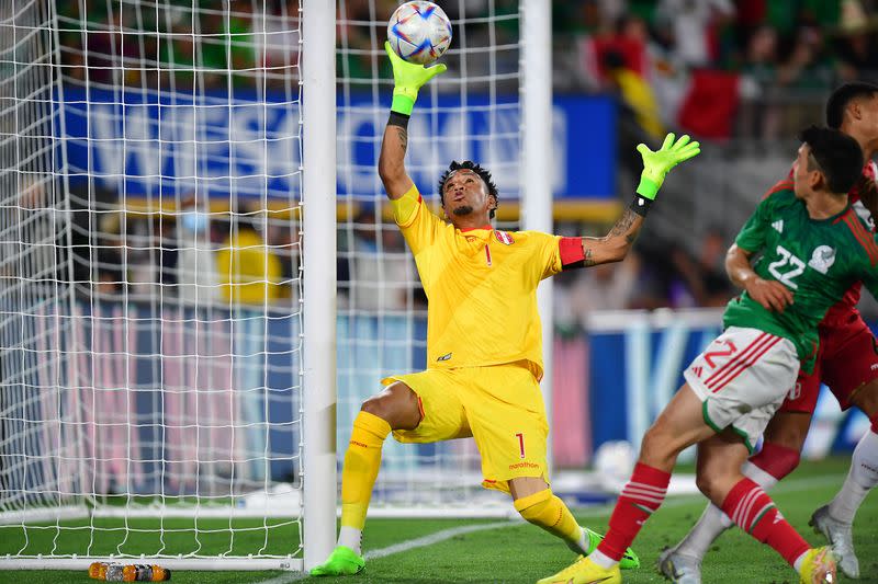 Hirving Lozano remata para anotar el gol con el que México vence 1-0 a Perú en partido amistoso