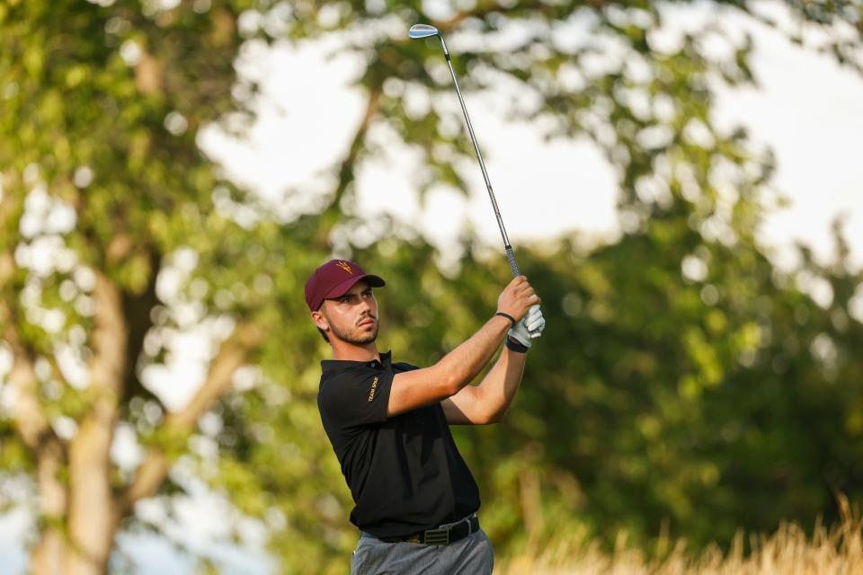 José Luis Ballester realiza su tiro de salida en el hoyo 17 durante los cuartos de final del US Amateur 2024 en el Hazeltine National Golf Club en Chaska, Minnesota, el viernes 16 de agosto de 2024. (Chris Keane/USGA)