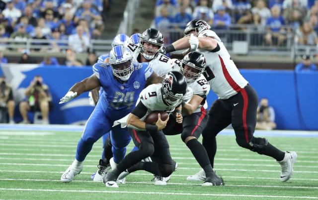 Detroit Lions' Benito Jones turns heads with pregame outfit, seems