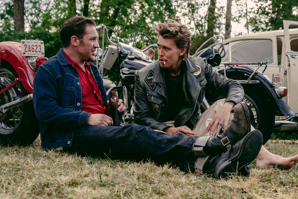 (L to R) Tom Hardy as Johnny and Austin Butler as Benny in director Jeff Nichols' THE BIKERIDERS, a Focus Features release. Credit: Kyle Kaplan/Focus Features. © 2024 Focus Features. All Rights Reserved.