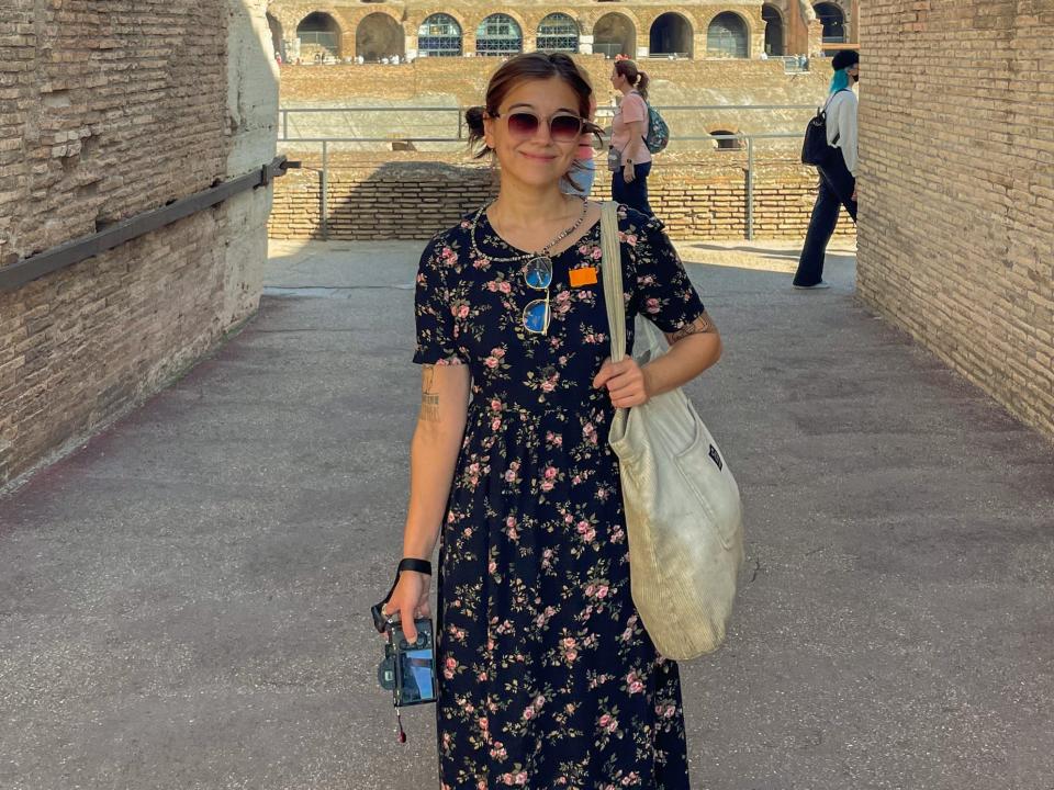 The author carries her tote bag in Rome.