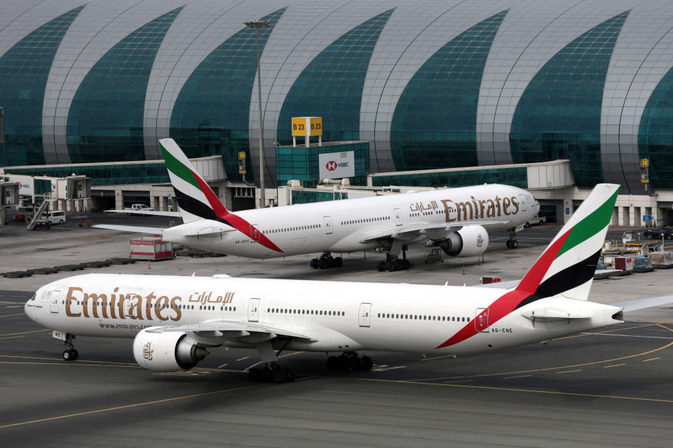 FOTO ARCHIVO: Aviones Boeing 777-300ER de Emirates Airline son vistos en el Aeropuerto Internacional de Dubái en los Emiratos Árabes Unidos el 15 de febrero de 2019. REUTERS/Christopher Pike/Foto de archivo