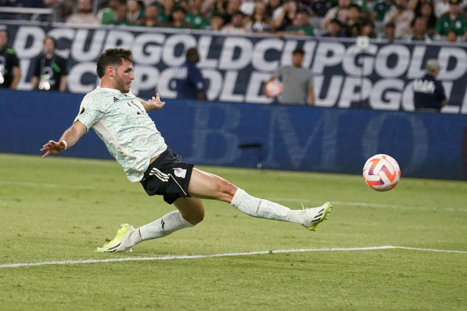 Mexico's Santiago Gimenez (11) scores against Haiti during the second half of a CONCACAF Gold Cup soccer match Thursday, June 29, 2023, in Glendale, Ariz. Mexico won 3-1. (AP Photo/Darryl Webb)