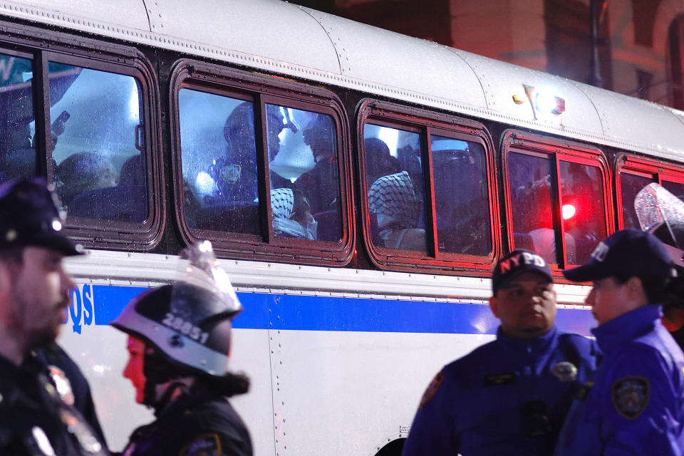 Los agentes de la policía de Nueva York transportan a los estudiantes arrestados en un autobús mientras desalojan un edificio que había sido tomado por manifestantes estudiantiles pro palestinos en la Universidad de Columbia / Foto: AFP 