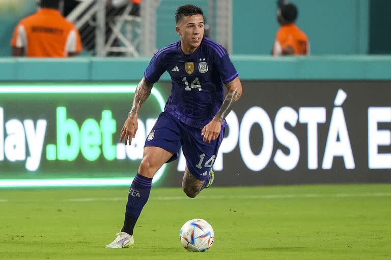 Enzo Fernández con la pelota, la noche de su debut en la selección, el viernes ante Honduras