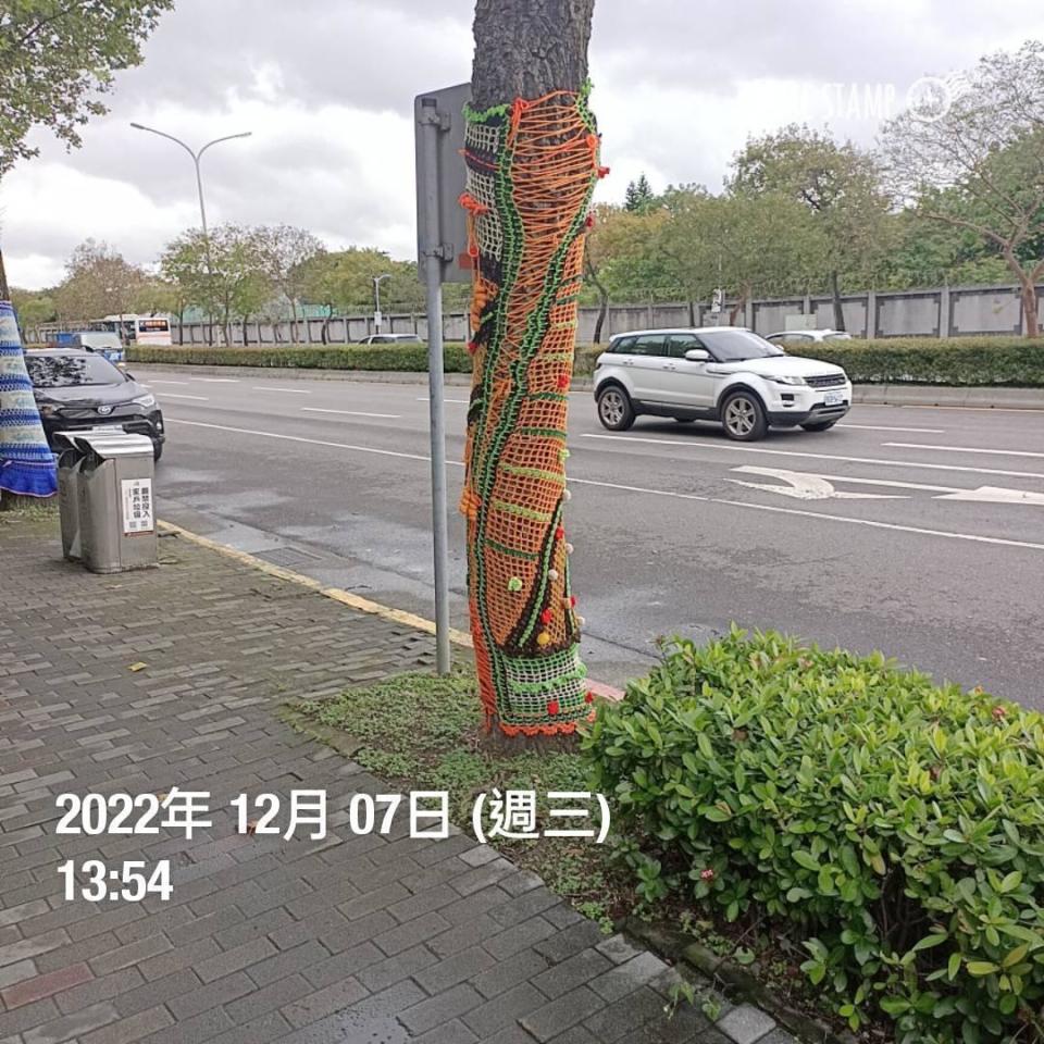 台北街頭行道樹穿搭絢麗圖騰衣裳，繽紛色彩與花樣非常吸睛。（台北市政府提供）