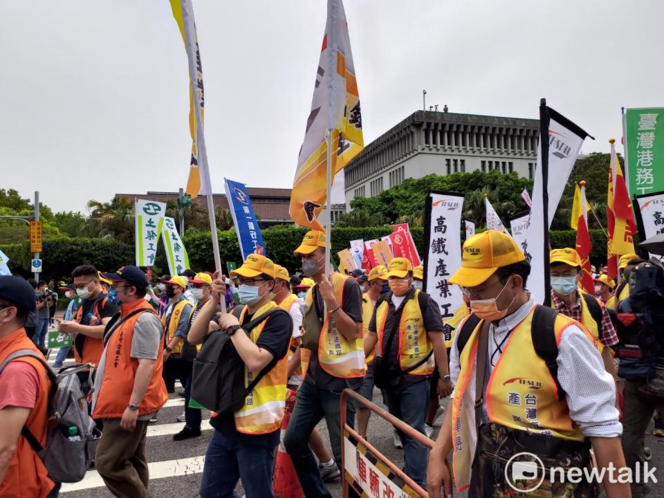 勞工團體、各產業工會在總統府前集結，展開五一勞動節大遊行。    圖：黃建豪/攝