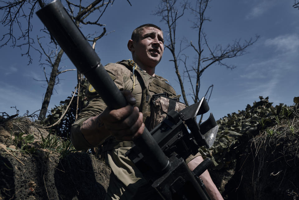 手持重武器的烏克蘭官兵，即便是短暫停火休息，也在戰壕中持續觀測戰事發展。(畫面來源：AP)