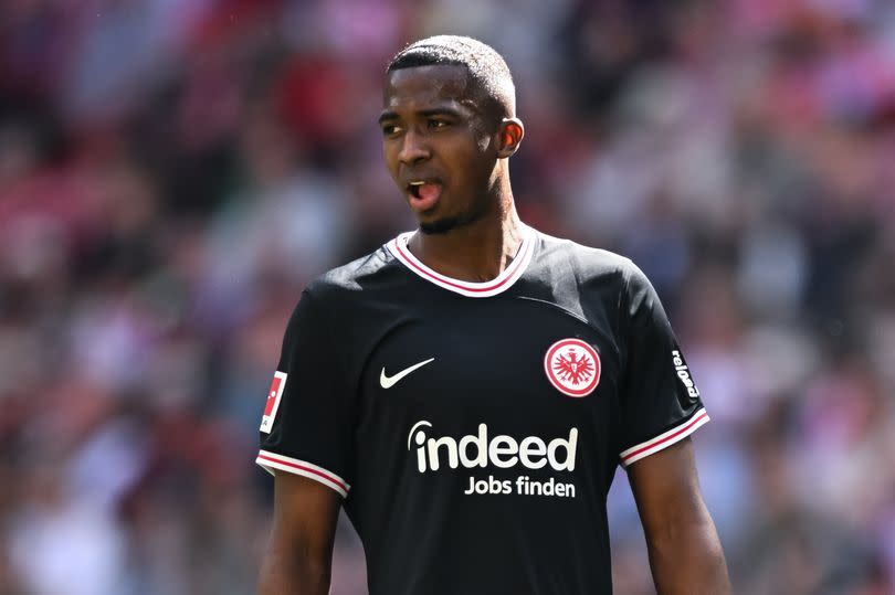 Willian Pacho looks on while playing for Eintracht Frankfurt in the Bundesliga.