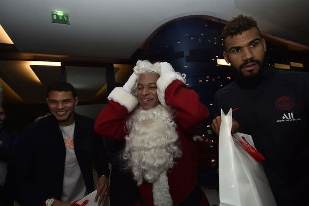 <p>Les joueurs du PSG célèbrent Noël avec les enfants de la Fondation PSG.</p>