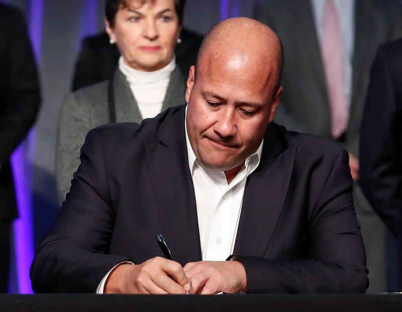 Guadalajara Mayor Enrique Alfaro Ramirez signs the Chicago Climate Charter during the North American Climate Summit in Chicago