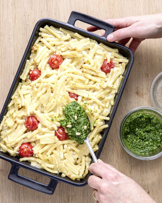 Le gratin de macaronis au pesto de roquette et tomates cerise. (Photo: Photographies Frédéric Lucano, Hachette Cuisine)