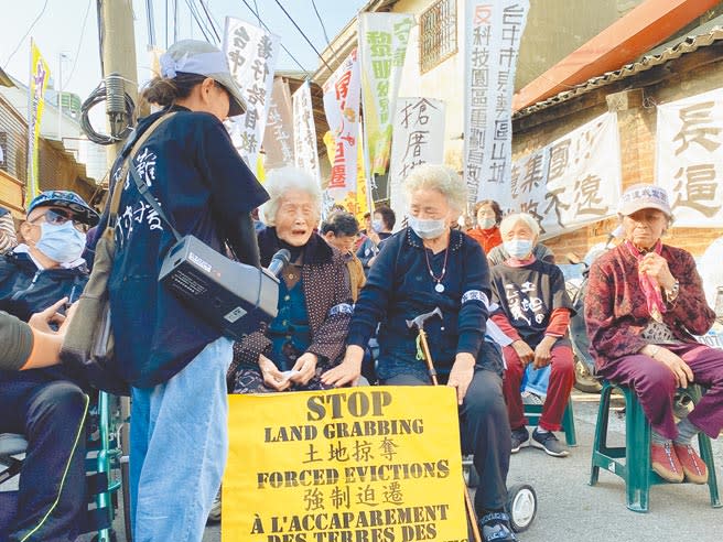 數十位台中市太平區「番仔路庄」居民拉白布條並召開記者會，展現拒絕拆遷的決心，95歲的阿嬤忍不住掉淚表示，自己死也要死在這裡。（馮惠宜攝）