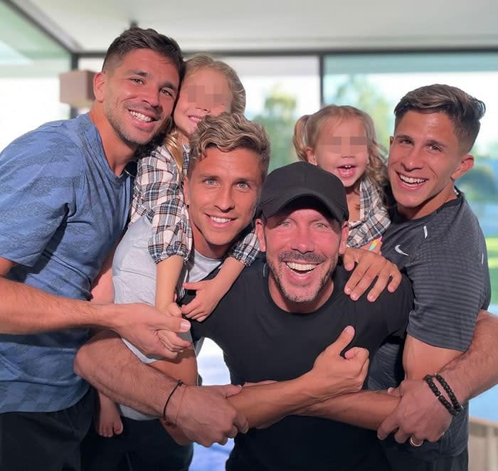 Simeone con sus cinco hijos