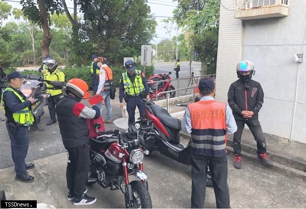 南市警局去年結合環保局及監理機關，於市區主要道路與山區旅遊路線聯合稽查車輛改裝頭燈或尾燈、高音量喇叭等改換裝車輛。（記者李嘉祥攝）