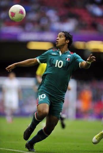 El atacante de México Giovani Dos Santos observa el balón durante duelo ante Suiza por cuartos de final de los Juegos Olímpicos de Londres 2012 en el estadio Millennium Stadium en Cardiff, Wales, el 1 de agosto de 2012. (AFP | glyn kirk)