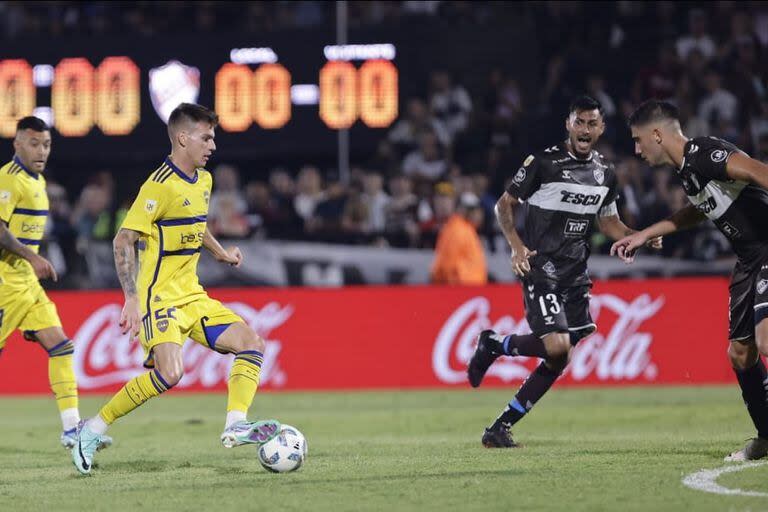 Kevin Zenón, de positiva tarea frente a Platense, jugaría su primer partido como titular en Boca, este jueves, como local pero en el estadio de San Lorenzo.