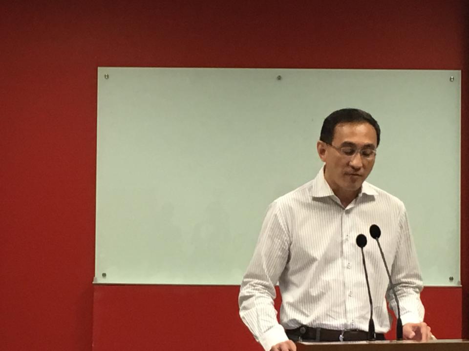 SMRT Group CEO Desmond Kuek addresses reporters at a press conference on 16 October 2017. PHOTO: Nicholas Yong/Yahoo News Singapore