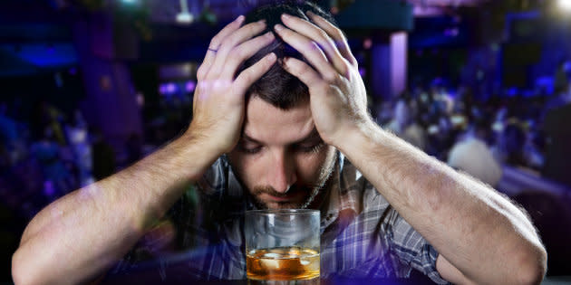 Se empieza siendo bebedor de riesgo, luego el consumo es perjudicial para el propio individuo o para los demás, y finalmente se desarrolla la dependencia por el alcohol. (Foto: Getty)