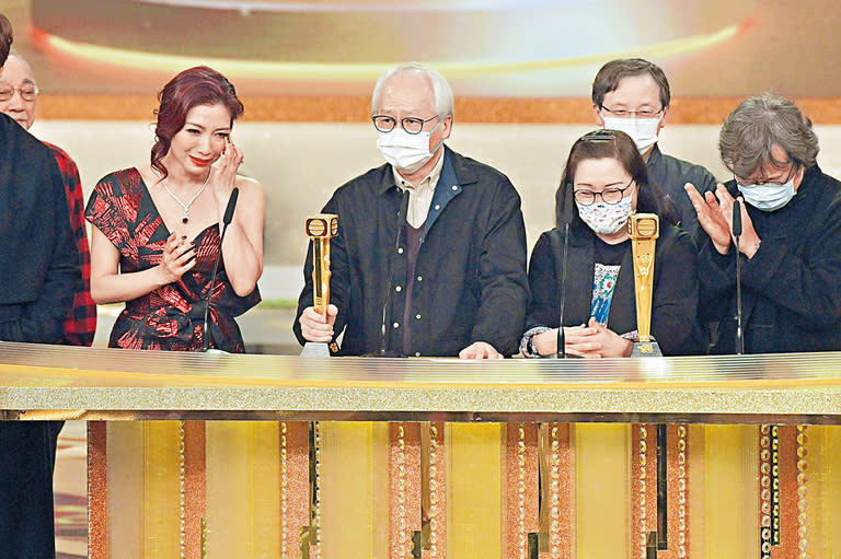 ■節目及發展分部創作經理楊永祥（左2），代表《東張西望》領獎。