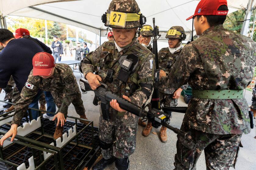 Members of the Senior Army pick up the guns during military training at the Infantry Reserve Training Ground Seocho.