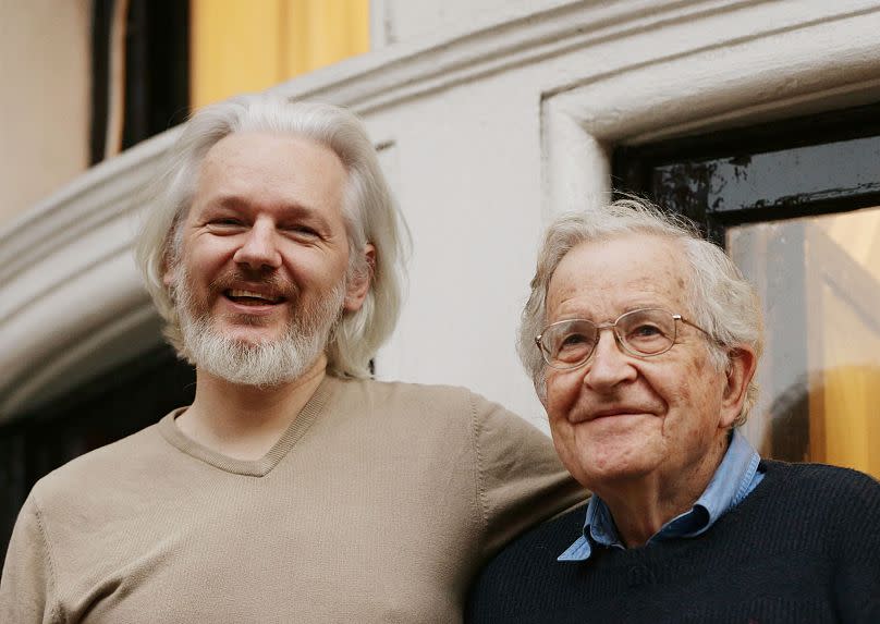Julian Assange, links, steht mit dem amerikanischen Linguisten, Philosophen und Schriftsteller Noam Chomsky