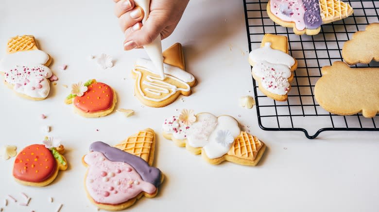 decorating sugar cookies