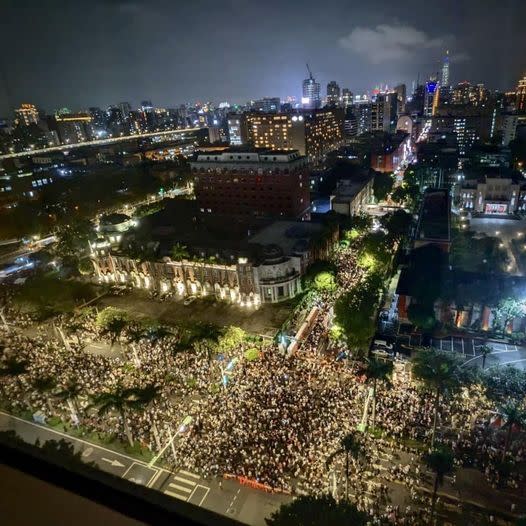 賴清德總統在臉書貼文，呼籲國會應該重視公民理性聲音，盡速恢復正常運作，讓國家能夠繼續向前進。並附上一張立法院外抗議民眾擠爆周邊道路的照片。（圖：取自賴清德臉書）