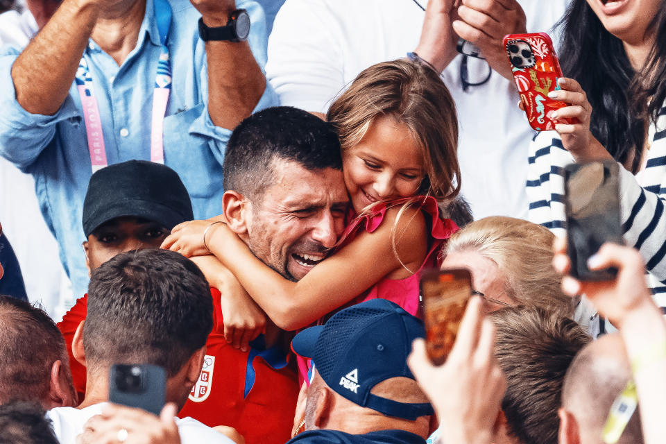 Novak Djokovic (tengah) dari Serbia merayakan kemenangannya di Final dan medali emas bersama keluarganya di tribun selama pertandingan Final Tenis Tunggal Putra pada hari kesembilan Olimpiade Paris 2024 di Roland Garros pada tanggal 4 Agustus 2024 di Paris, Prancis. (Foto oleh Markus Gilliar - GES Sportfoto/Getty Images)