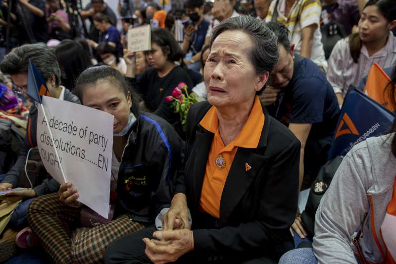 泰國未來前進黨倡遭法院判決解散且10年不得參政，支持者得知後傷心哭泣。（AP）