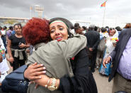 <p>Verwandte umarmen sich nach jahrelanger Trennung bei ihrem Wiedersehen am eritreischen Asmara International Airport. Zwischen den einstigen Kriegsgegnern Äthiopien und Eritrea gibt es nach 20 Jahren jetzt endlich wieder eine kommerzielle Flugverbindung. Der erste Flug, Flug ET0312, gilt als jüngstes Zeichen des Friedens zwischen den ostafrikanischen Nachbarstaaten. (Bild: REUTERS/Tiksa Negeri TPX IMAGES OF THE DAY) </p>