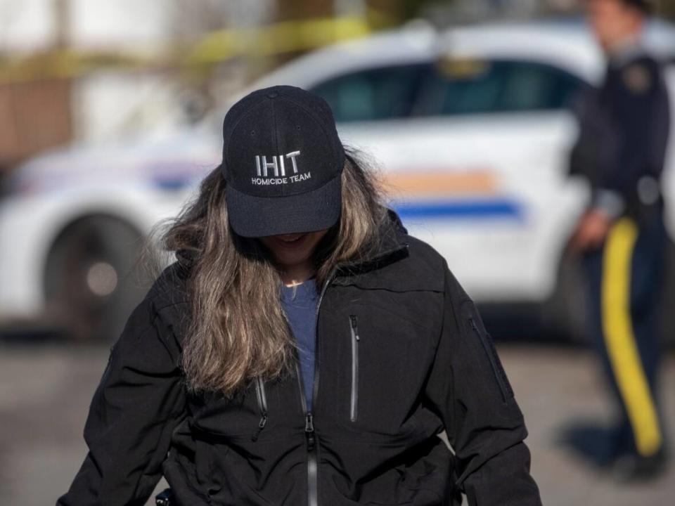 An officer with the Integrated Homicide Investigation Team is seen the scene of a homicide on Jan. 27, 2022.  (Ben Nelms/CBC - image credit)